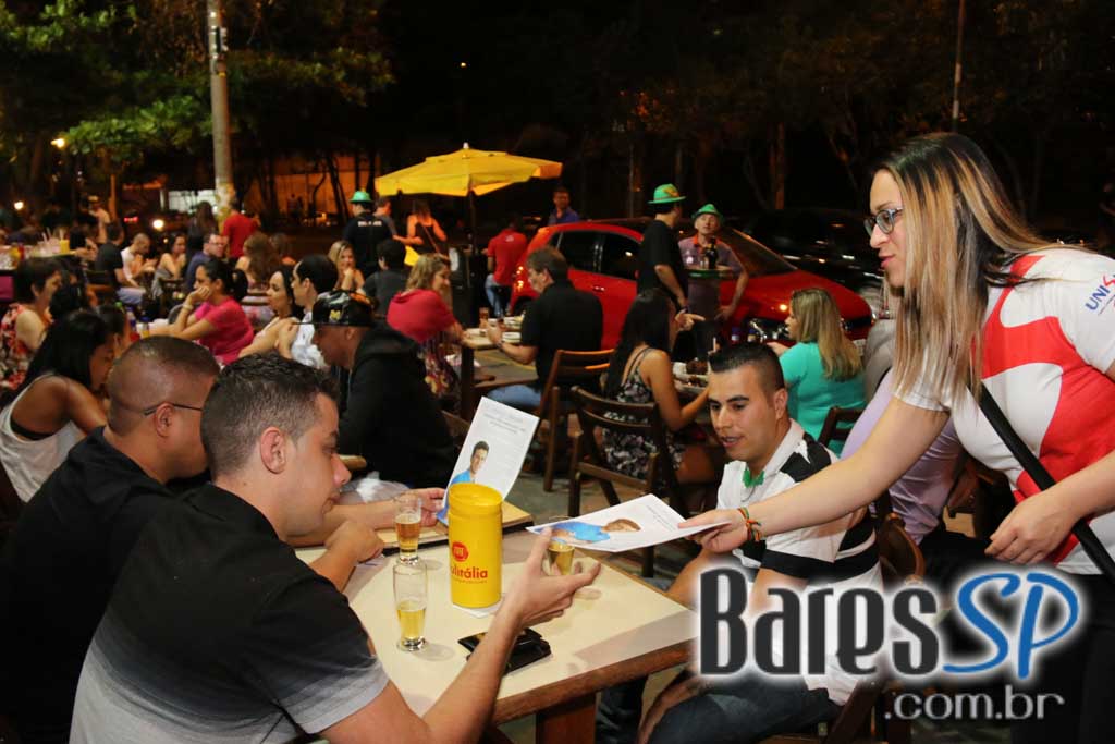 Caetano's Bar tocou música alemã ao vivo para acompanhar a cerveja Paulaner - Unisal Caetano's Bar tocou música alemã ao vivo para acompanhar a cerveja Paulaner - Unisal