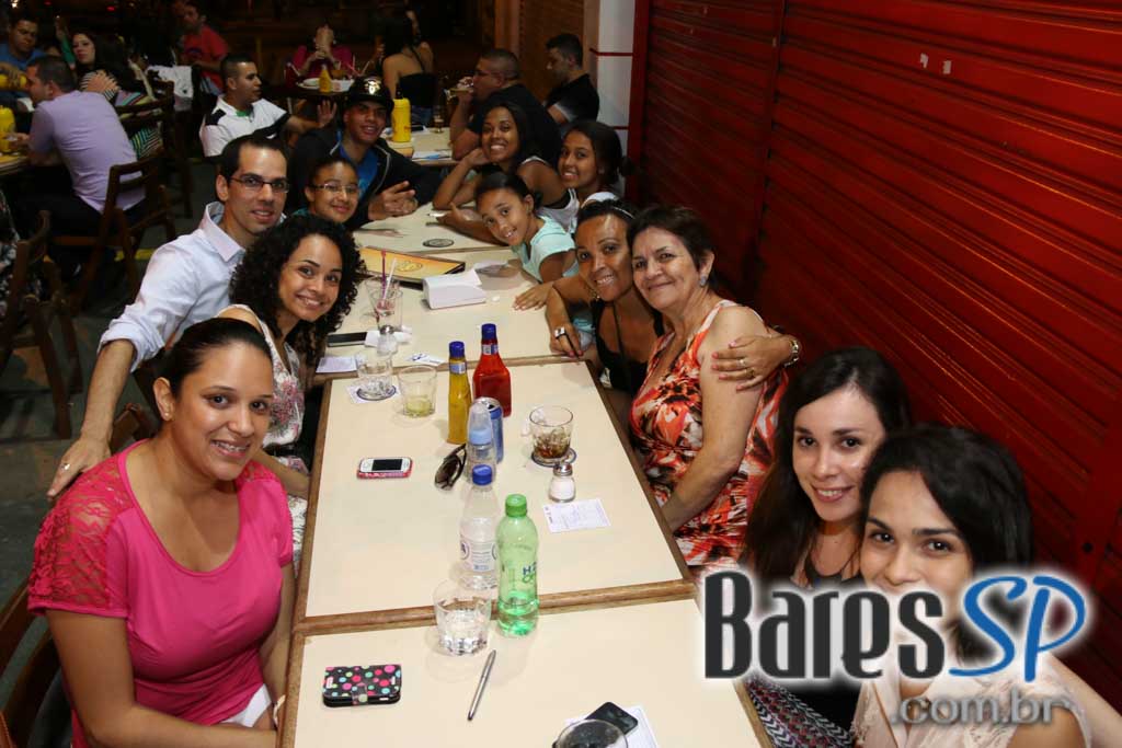 Caetano's Bar tocou música alemã ao vivo para acompanhar a cerveja Paulaner - Unisal Caetano's Bar tocou música alemã ao vivo para acompanhar a cerveja Paulaner - Unisal