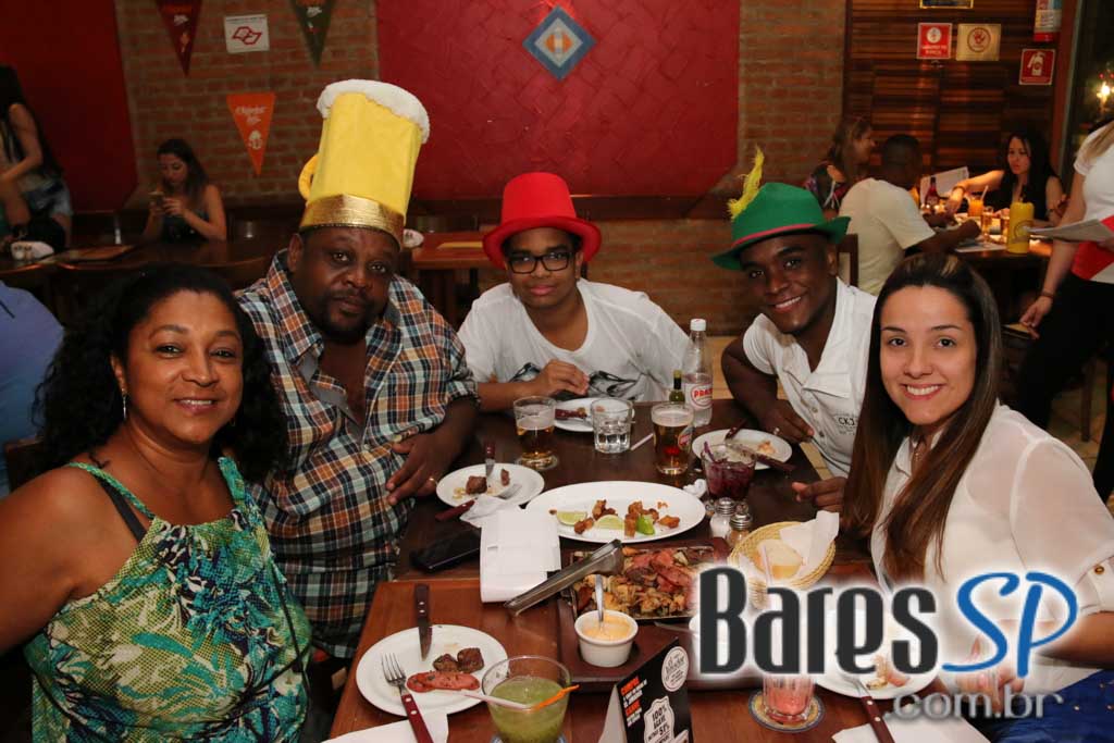 Caetano's Bar tocou música alemã ao vivo para acompanhar a cerveja Paulaner - Unisal Caetano's Bar tocou música alemã ao vivo para acompanhar a cerveja Paulaner - Unisal