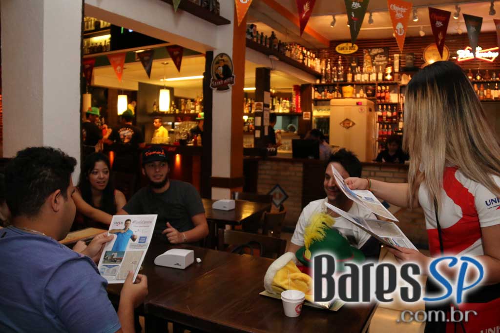 Caetano's Bar tocou música alemã ao vivo para acompanhar a cerveja Paulaner - Unisal Caetano's Bar tocou música alemã ao vivo para acompanhar a cerveja Paulaner - Unisal