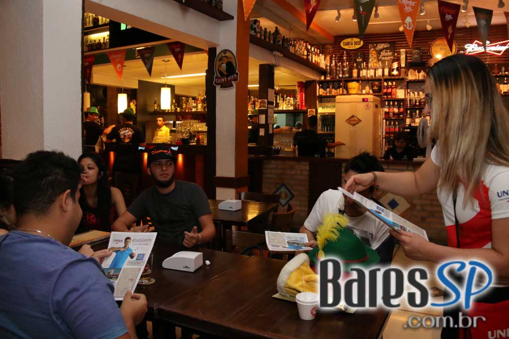 Caetano's Bar tocou música alemã ao vivo para acompanhar a cerveja Paulaner - Unisal Caetano's Bar tocou música alemã ao vivo para acompanhar a cerveja Paulaner - Unisal