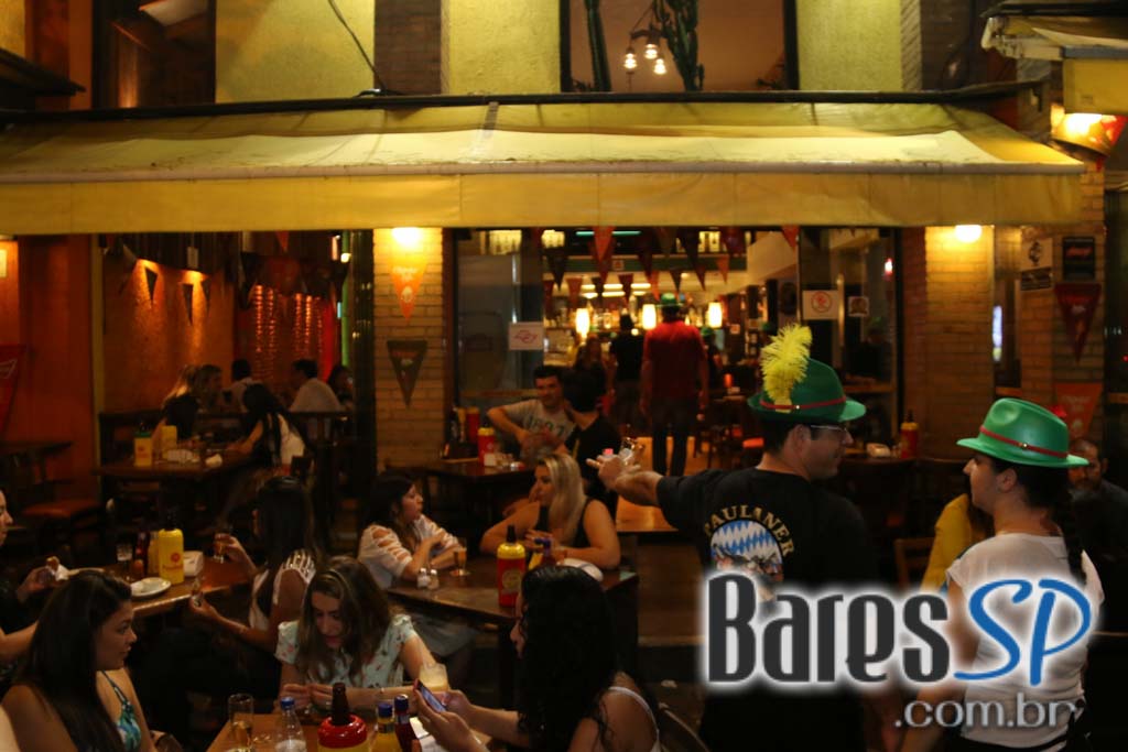 Caetano's Bar tocou música alemã ao vivo para acompanhar a cerveja Paulaner - Unisal Caetano's Bar tocou música alemã ao vivo para acompanhar a cerveja Paulaner - Unisal