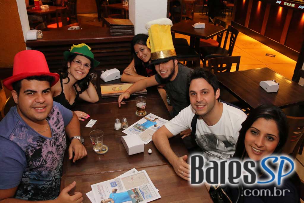 Caetano's Bar tocou música alemã ao vivo para acompanhar a cerveja Paulaner - Unisal Caetano's Bar tocou música alemã ao vivo para acompanhar a cerveja Paulaner - Unisal