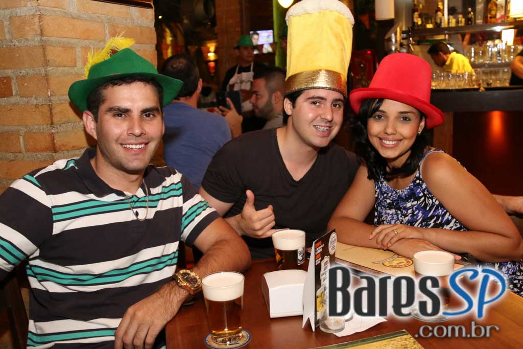 Caetano's Bar tocou música alemã ao vivo para acompanhar a cerveja Paulaner - Unisal Caetano's Bar tocou música alemã ao vivo para acompanhar a cerveja Paulaner - Unisal