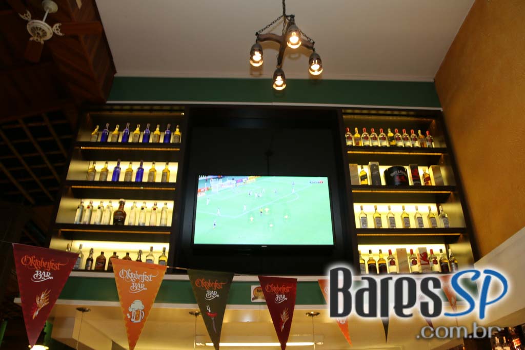 Caetano's Bar tocou música alemã ao vivo para acompanhar a cerveja Paulaner - Unisal Caetano's Bar tocou música alemã ao vivo para acompanhar a cerveja Paulaner - Unisal