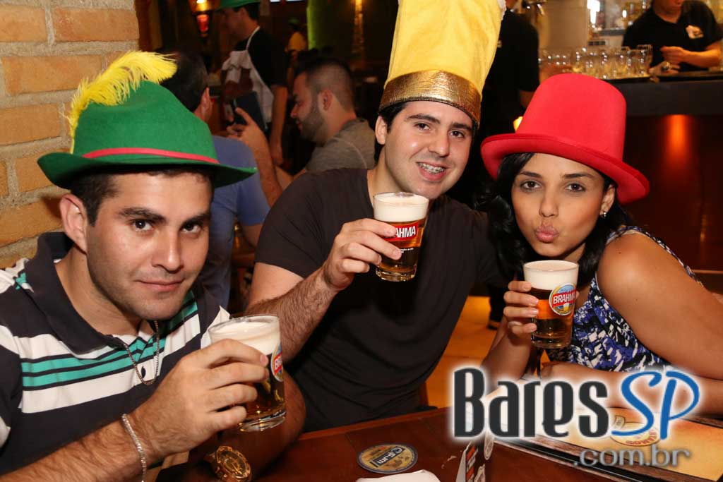 Caetano's Bar tocou música alemã ao vivo para acompanhar a cerveja Paulaner - Unisal Caetano's Bar tocou música alemã ao vivo para acompanhar a cerveja Paulaner - Unisal