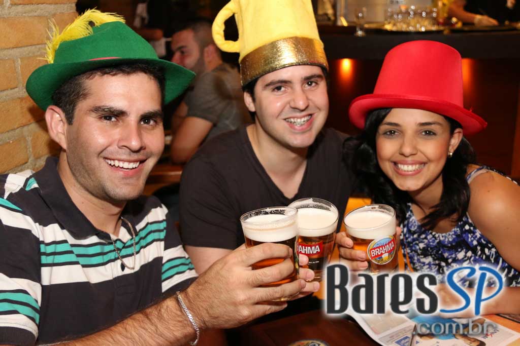 Caetano's Bar tocou música alemã ao vivo para acompanhar a cerveja Paulaner - Unisal