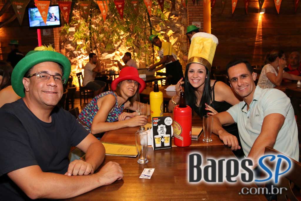 Caetano's Bar tocou música alemã ao vivo para acompanhar a cerveja Paulaner - Unisal Caetano's Bar tocou música alemã ao vivo para acompanhar a cerveja Paulaner - Unisal