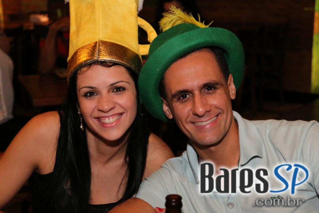 Caetano's Bar tocou música alemã ao vivo para acompanhar a cerveja Paulaner - Unisal Caetano's Bar tocou música alemã ao vivo para acompanhar a cerveja Paulaner - Unisal