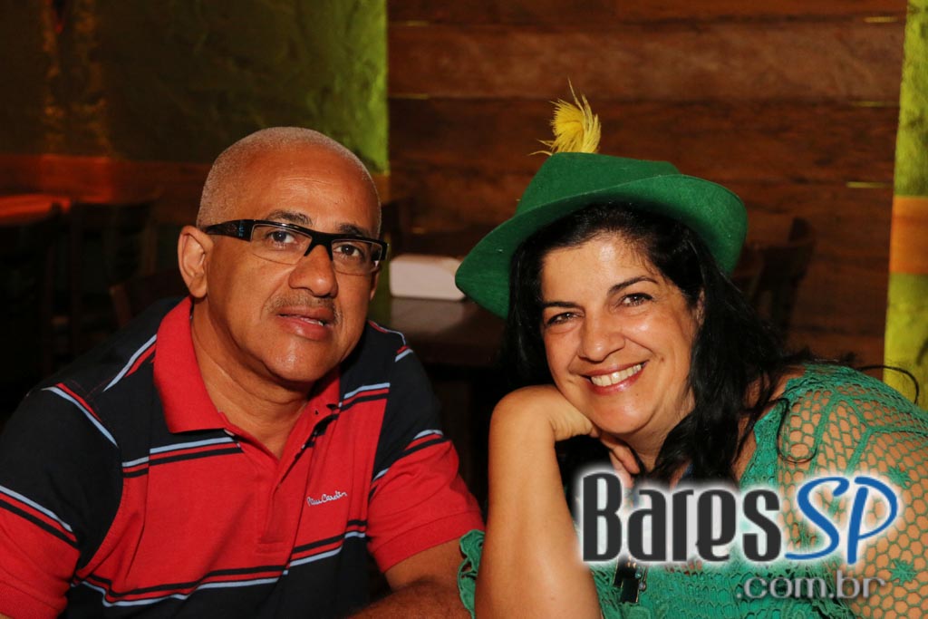 Caetano's Bar tocou música alemã ao vivo para acompanhar a cerveja Paulaner - Unisal Caetano's Bar tocou música alemã ao vivo para acompanhar a cerveja Paulaner - Unisal