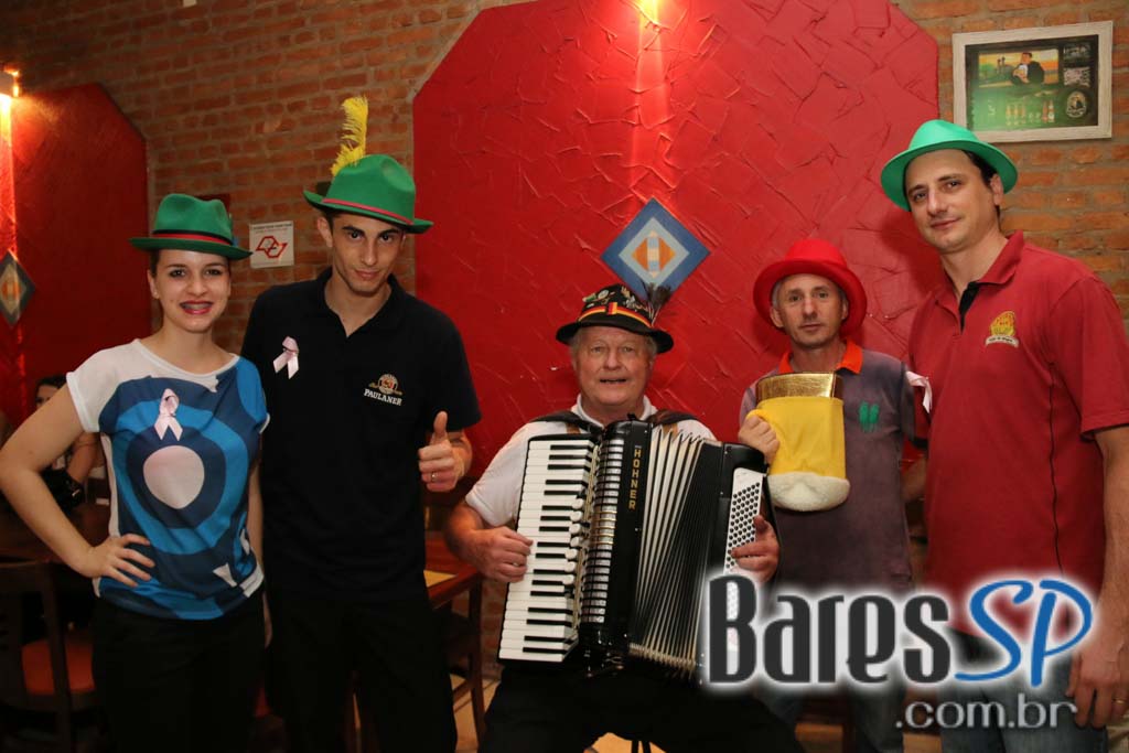 Caetano's Bar tocou música alemã ao vivo para acompanhar a cerveja Paulaner - Unisal Caetano's Bar tocou música alemã ao vivo para acompanhar a cerveja Paulaner - Unisal