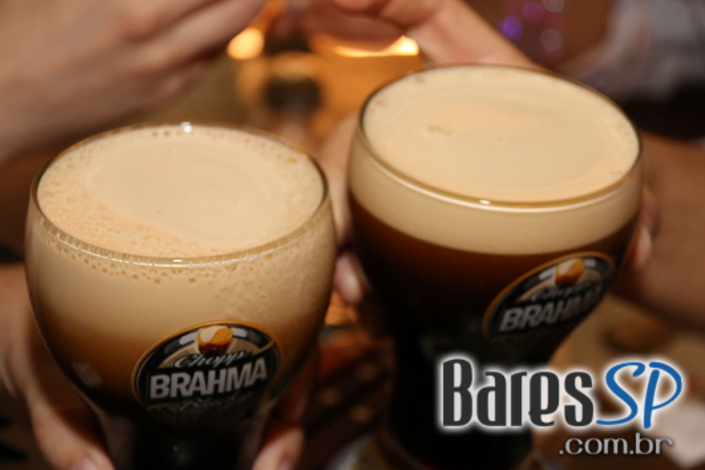 Caetano's Bar tocou música alemã ao vivo para acompanhar a cerveja Paulaner - Unisal Caetano's Bar tocou música alemã ao vivo para acompanhar a cerveja Paulaner - Unisal