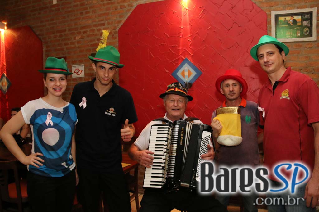 Caetano's Bar tocou música alemã ao vivo para acompanhar a cerveja Paulaner - Unisal Caetano's Bar tocou música alemã ao vivo para acompanhar a cerveja Paulaner - Unisal