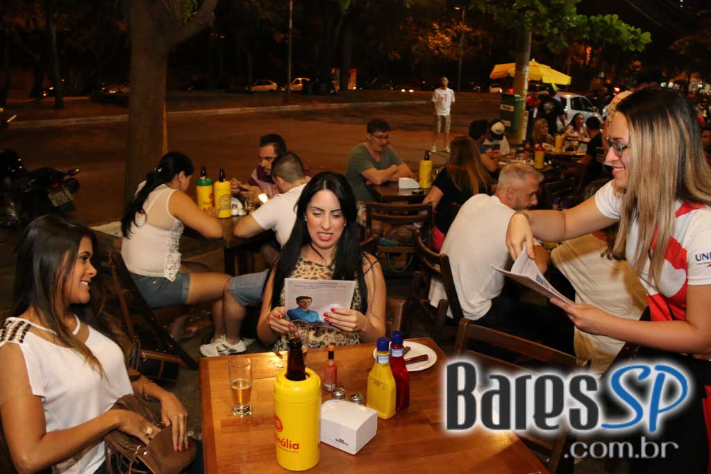 Caetano's Bar tocou música alemã ao vivo para acompanhar a cerveja Paulaner - Unisal Caetano's Bar tocou música alemã ao vivo para acompanhar a cerveja Paulaner - Unisal