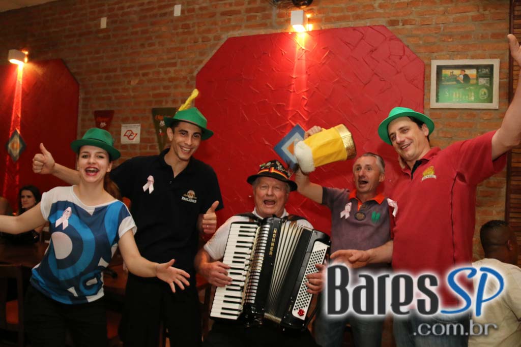 Caetano's Bar tocou música alemã ao vivo para acompanhar a cerveja Paulaner - Unisal Caetano's Bar tocou música alemã ao vivo para acompanhar a cerveja Paulaner - Unisal