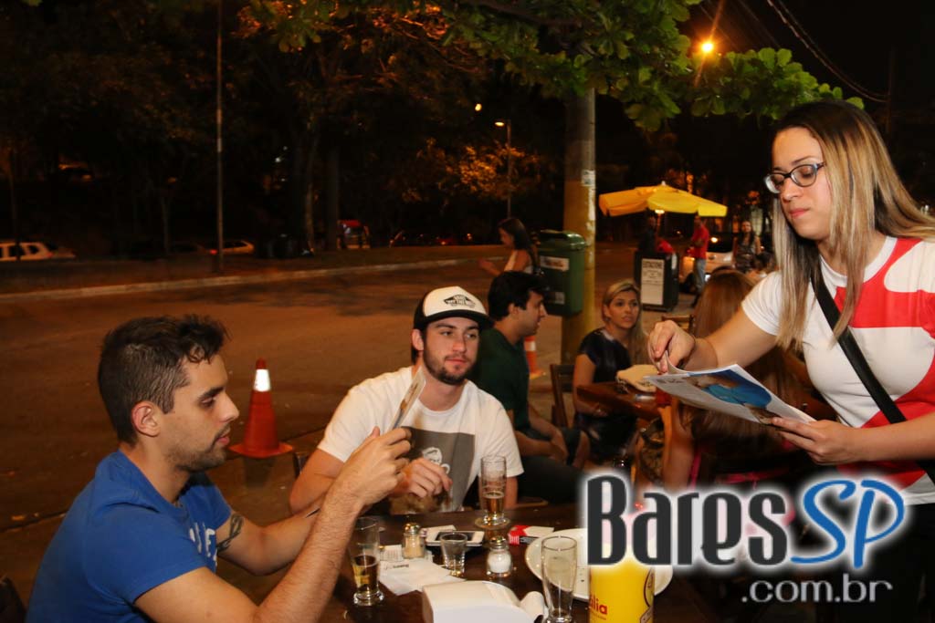 Caetano's Bar tocou música alemã ao vivo para acompanhar a cerveja Paulaner - Unisal Caetano's Bar tocou música alemã ao vivo para acompanhar a cerveja Paulaner - Unisal