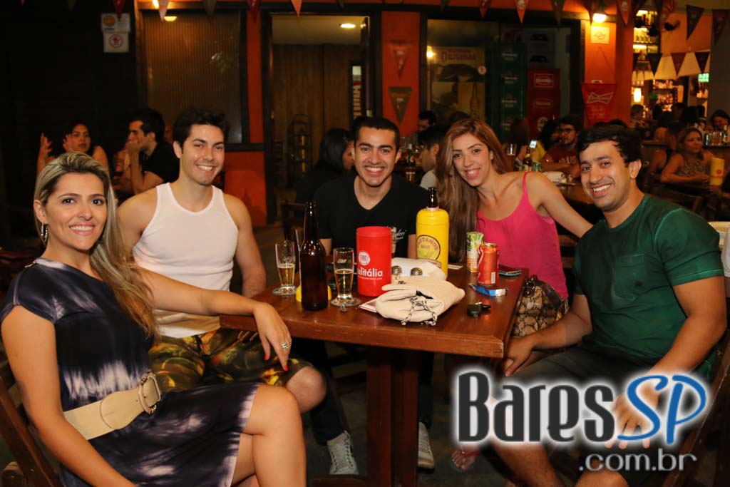 Caetano's Bar tocou música alemã ao vivo para acompanhar a cerveja Paulaner - Unisal Caetano's Bar tocou música alemã ao vivo para acompanhar a cerveja Paulaner - Unisal