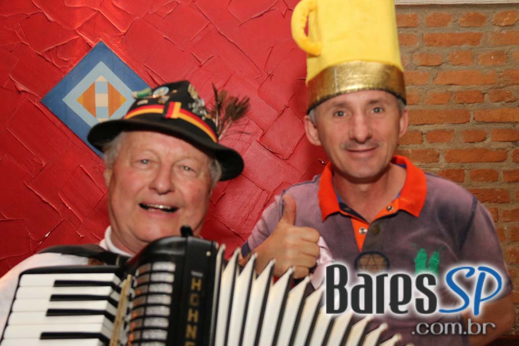 Caetano's Bar tocou música alemã ao vivo para acompanhar a cerveja Paulaner - Unisal Caetano's Bar tocou música alemã ao vivo para acompanhar a cerveja Paulaner - Unisal