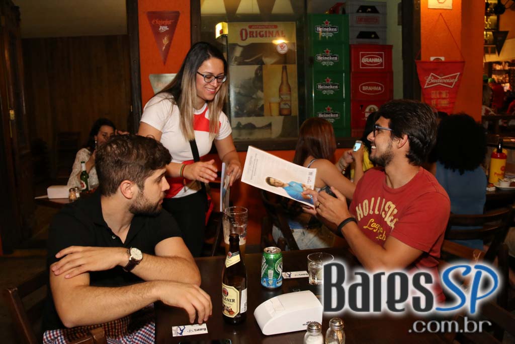 Caetano's Bar tocou música alemã ao vivo para acompanhar a cerveja Paulaner - Unisal Caetano's Bar tocou música alemã ao vivo para acompanhar a cerveja Paulaner - Unisal