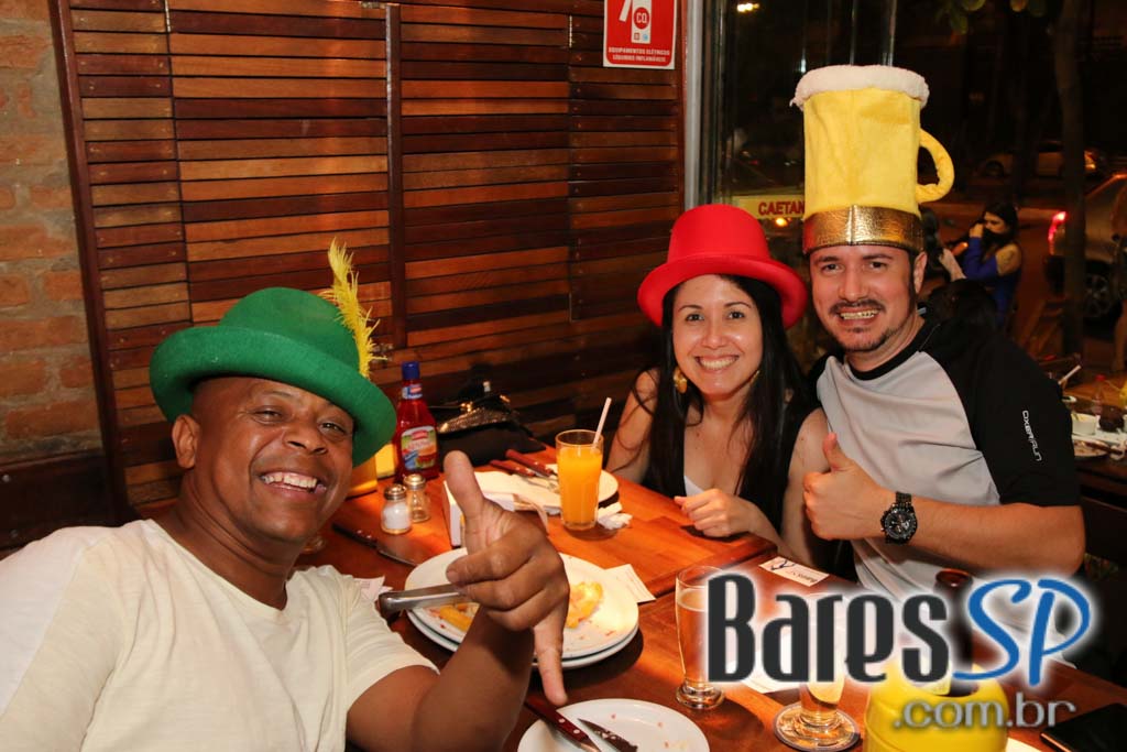 Caetano's Bar tocou música alemã ao vivo para acompanhar a cerveja Paulaner - Unisal Caetano's Bar tocou música alemã ao vivo para acompanhar a cerveja Paulaner - Unisal
