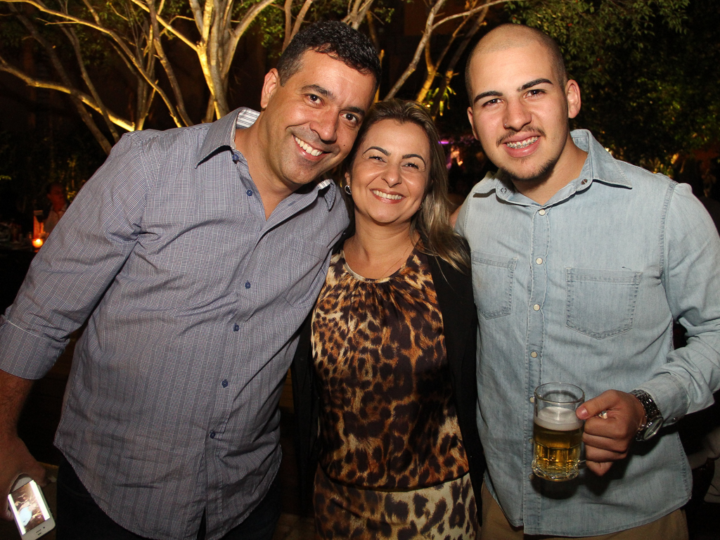 Quintal do Espeto inaugurou sua 4 ª unidade com show do cantor Jorge Aragão Quintal do Espeto inaugurou sua 4 ª unidade com show do cantor Jorge Aragão