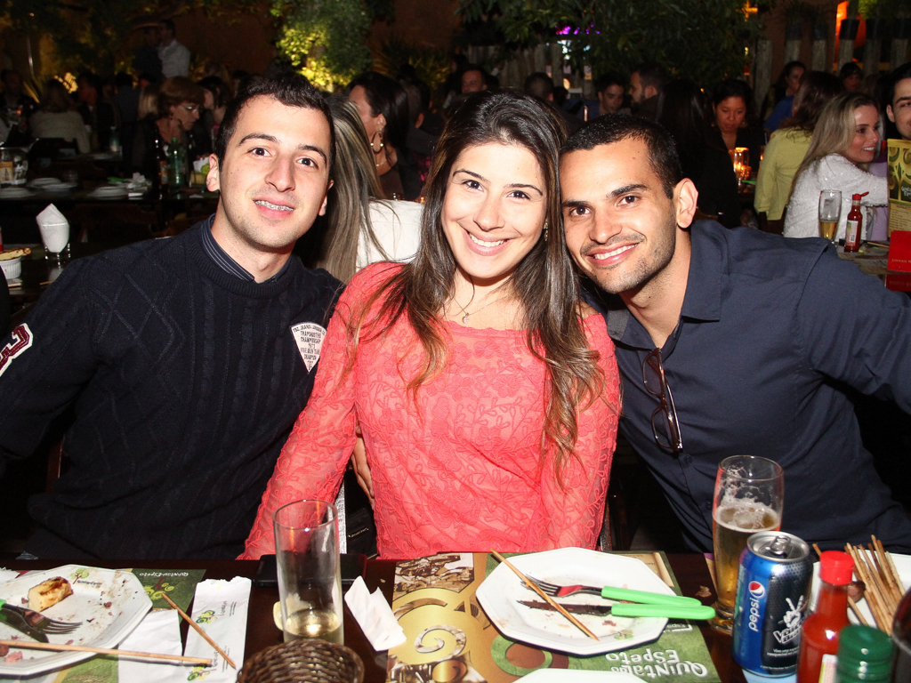 Quintal do Espeto inaugurou sua 4 ª unidade com show do cantor Jorge Aragão Quintal do Espeto inaugurou sua 4 ª unidade com show do cantor Jorge Aragão