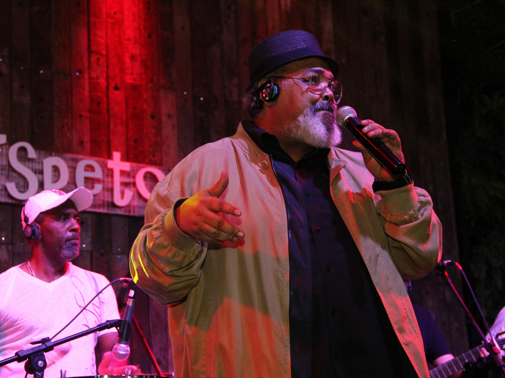 Quintal do Espeto inaugurou sua 4 ª unidade com show do cantor Jorge Aragão Quintal do Espeto inaugurou sua 4 ª unidade com show do cantor Jorge Aragão