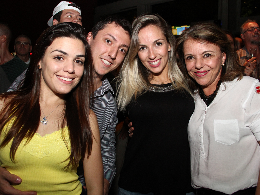 Quintal do Espeto inaugurou sua 4 ª unidade com show do cantor Jorge Aragão Quintal do Espeto inaugurou sua 4 ª unidade com show do cantor Jorge Aragão