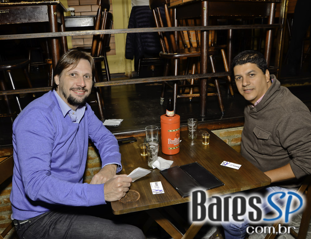 Paralelo embalou a noite de quarta-feira com descontraído happy hour Paralelo embalou a noite de quarta-feira com descontraído happy hour