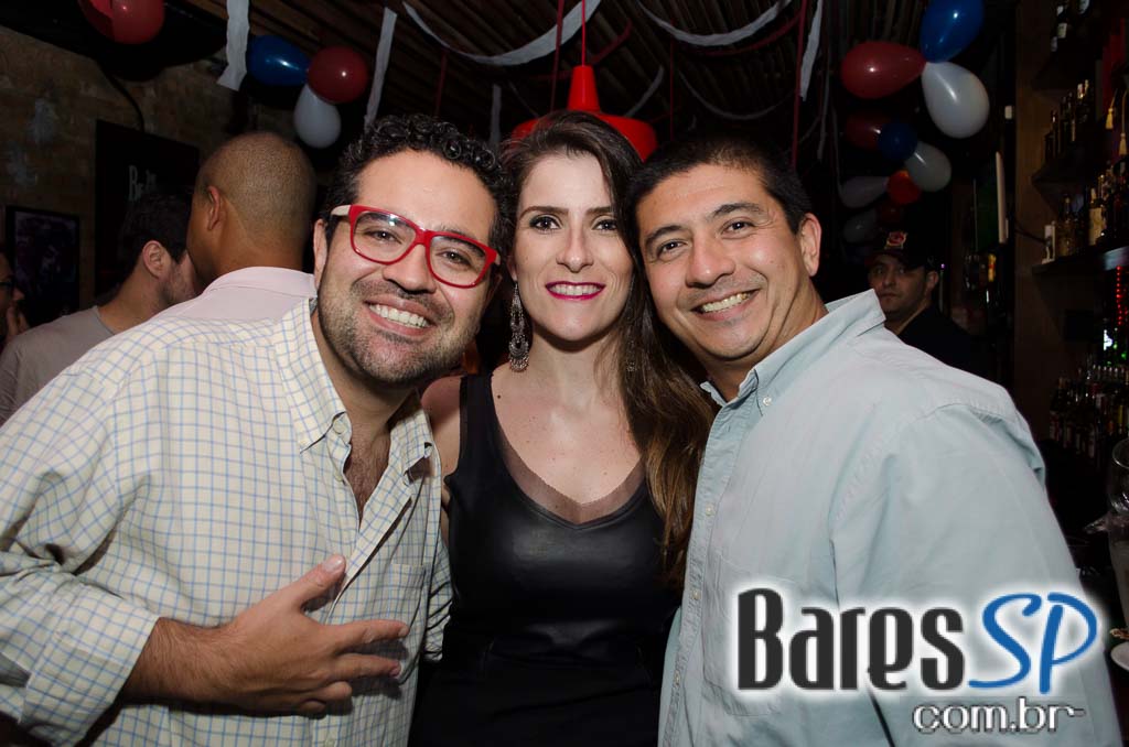 St. George's Pub celebrou aniversário de 1 ano com bandas de rock animando a noite St. George's Pub celebrou aniversário de 1 ano com bandas de rock animando a noite