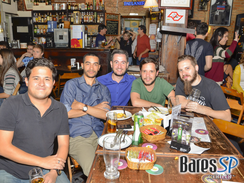 Happy hour com cervejas importadas e drinks especiais aconteceu no Finnegans Pub Happy hour com cervejas importadas e drinks especiais aconteceu no Finnegans Pub