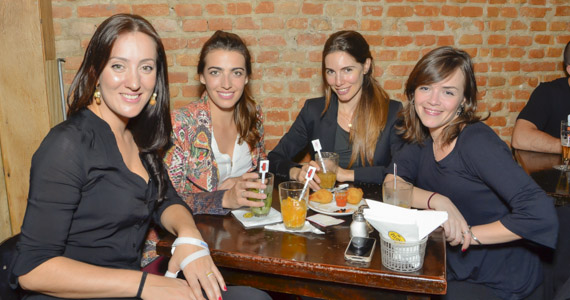 Happy hour com drinks especiais e petiscos de boteco no Armazém Veloso