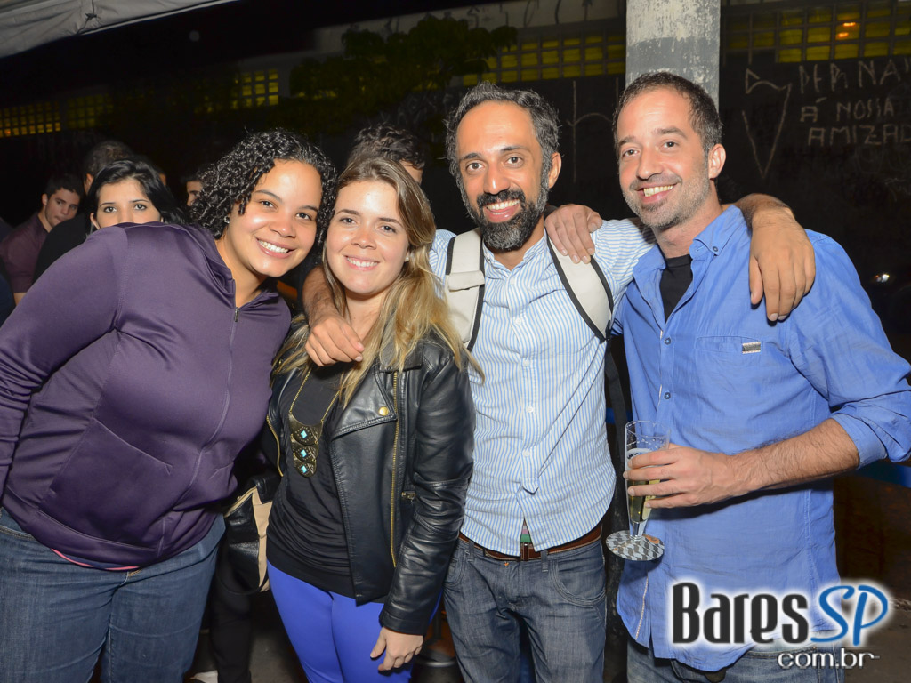 Veloso Bar ofereceu happy hour com caipirinhas e petiscos de boteco Veloso Bar ofereceu happy hour com caipirinhas e petiscos de boteco