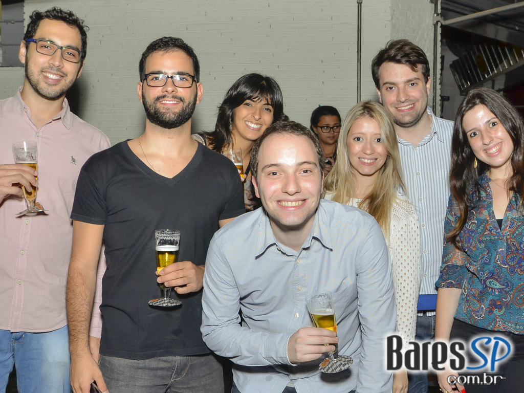 Veloso Bar ofereceu happy hour com caipirinhas e petiscos de boteco Veloso Bar ofereceu happy hour com caipirinhas e petiscos de boteco