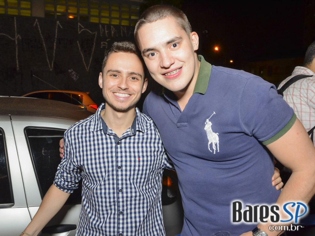 Veloso Bar ofereceu happy hour com caipirinhas e petiscos de boteco Veloso Bar ofereceu happy hour com caipirinhas e petiscos de boteco