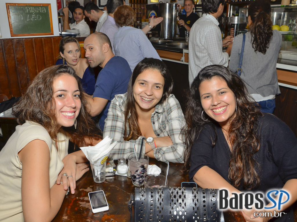 Veloso Bar ofereceu happy hour com caipirinhas e petiscos de boteco Veloso Bar ofereceu happy hour com caipirinhas e petiscos de boteco