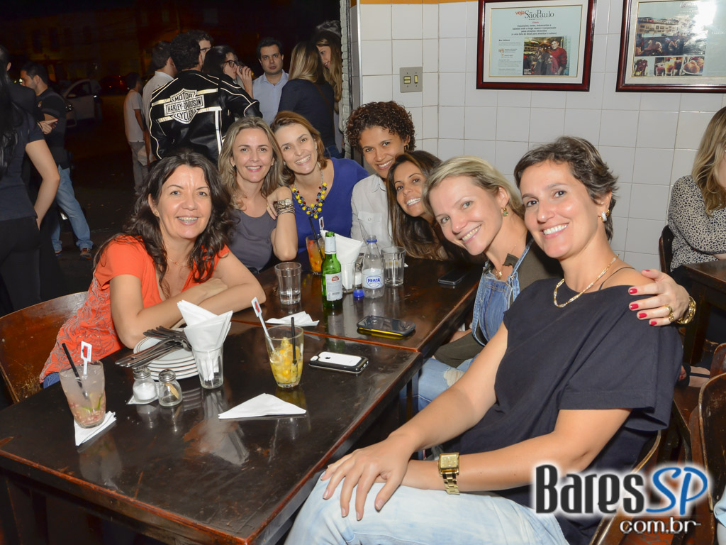 Veloso Bar ofereceu happy hour com caipirinhas e petiscos de boteco Veloso Bar ofereceu happy hour com caipirinhas e petiscos de boteco