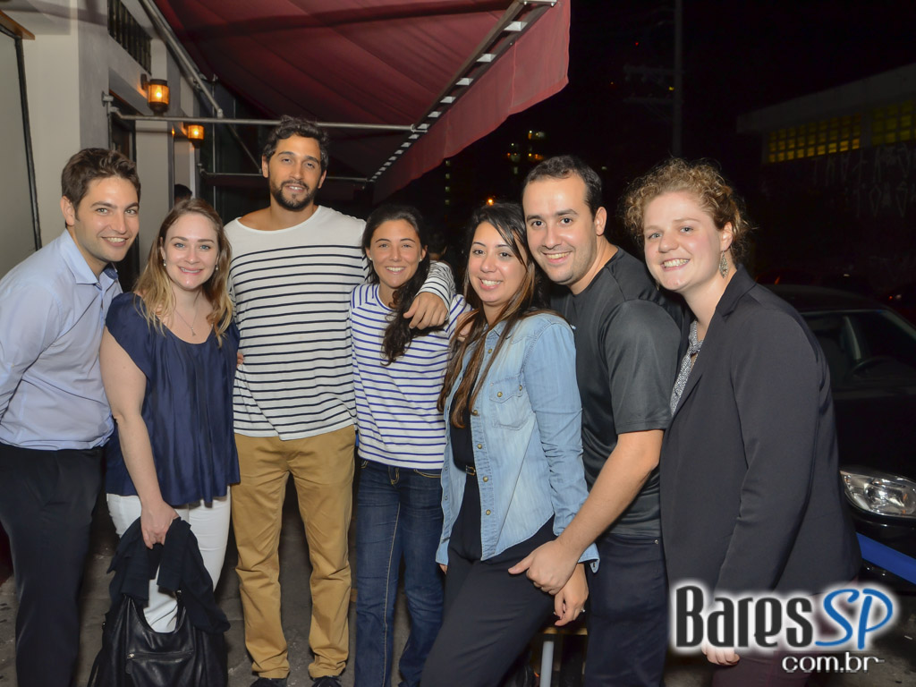 Veloso Bar ofereceu happy hour com caipirinhas e petiscos de boteco Veloso Bar ofereceu happy hour com caipirinhas e petiscos de boteco