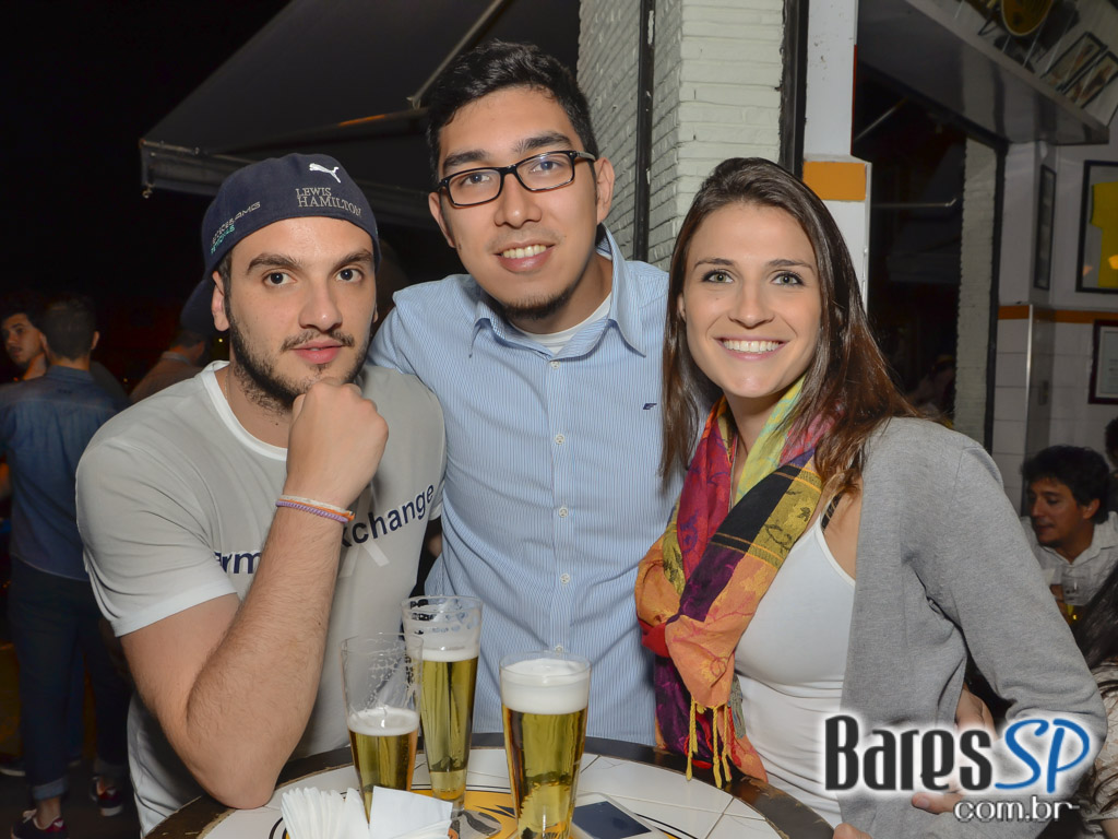 Veloso Bar ofereceu happy hour com caipirinhas e petiscos de boteco Veloso Bar ofereceu happy hour com caipirinhas e petiscos de boteco