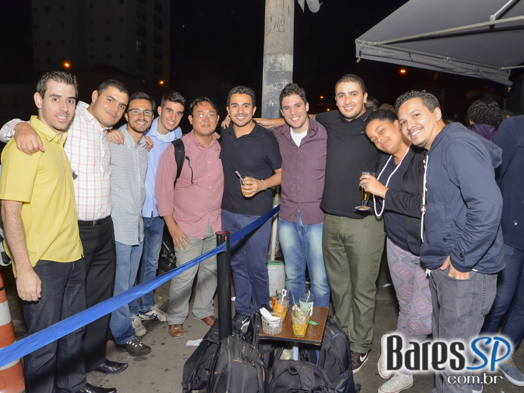 Veloso Bar ofereceu happy hour com caipirinhas e petiscos de boteco Veloso Bar ofereceu happy hour com caipirinhas e petiscos de boteco