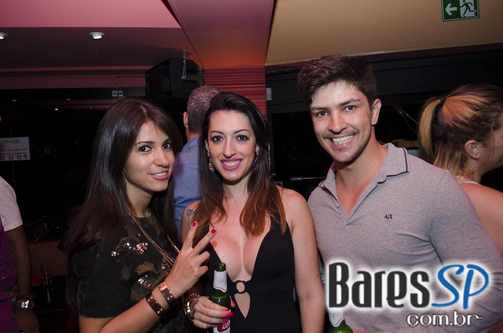 Samba de Rainha e Carolina Lessa se apresentaram no Vermont Samba de Rainha e Carolina Lessa se apresentaram no Vermont