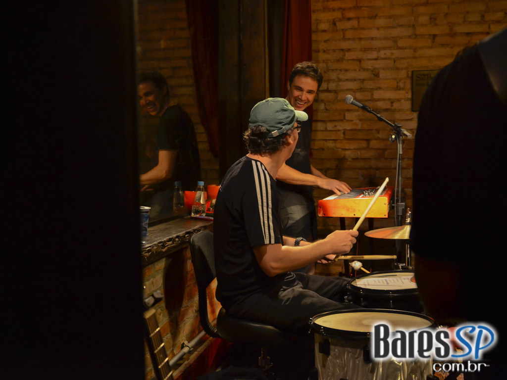 Aline Muniz embalou a noite do público no Madeleine da Vila Madalena Aline Muniz embalou a noite do público no Madeleine da Vila Madalena