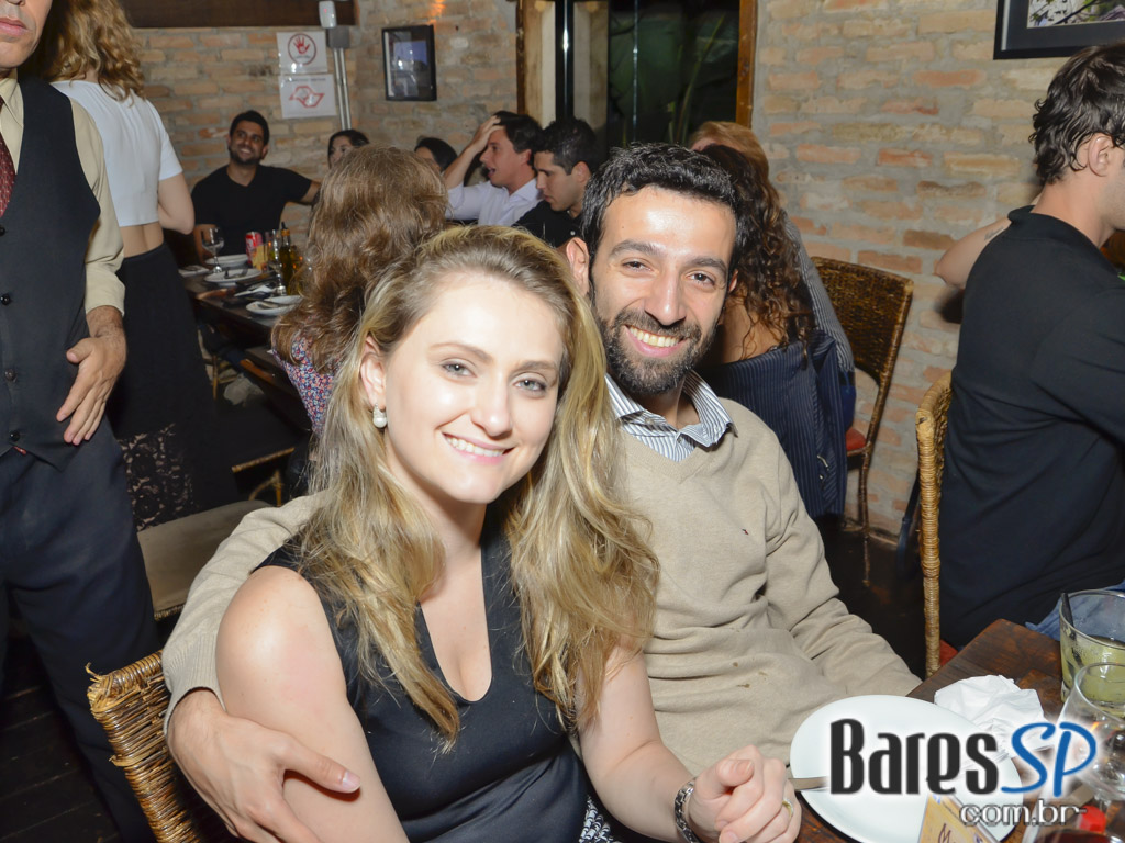 Aline Muniz embalou a noite do público no Madeleine da Vila Madalena Aline Muniz embalou a noite do público no Madeleine da Vila Madalena