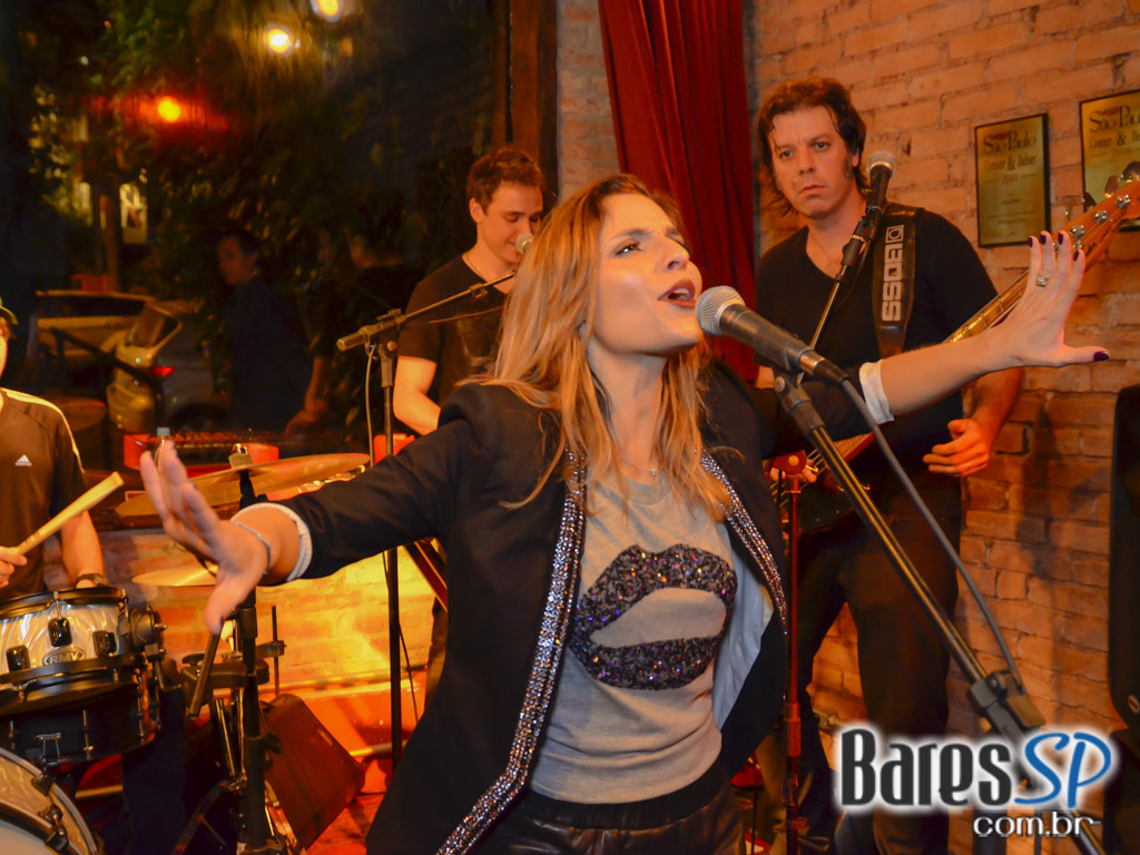 Aline Muniz embalou a noite do público no Madeleine da Vila Madalena Aline Muniz embalou a noite do público no Madeleine da Vila Madalena