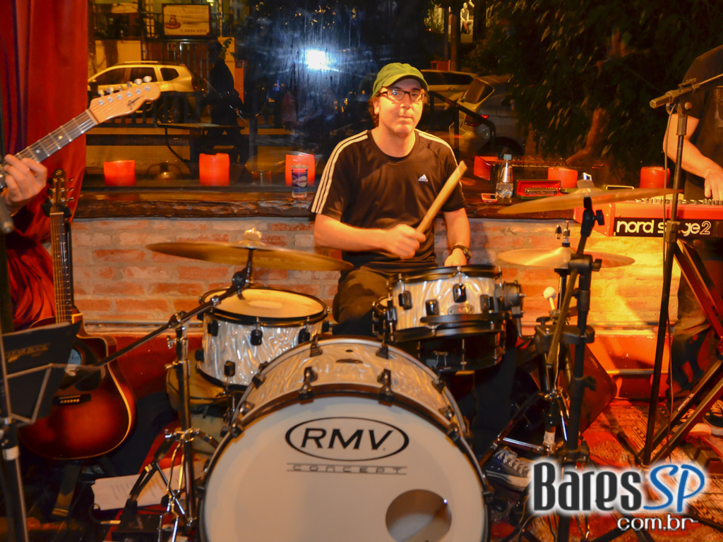 Aline Muniz embalou a noite do público no Madeleine da Vila Madalena Aline Muniz embalou a noite do público no Madeleine da Vila Madalena