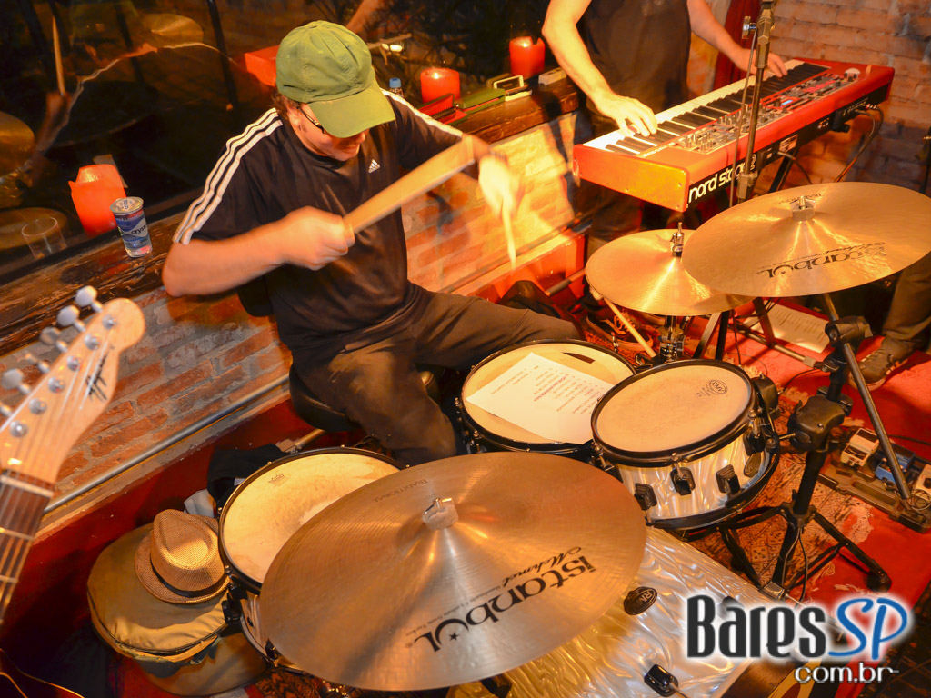 Aline Muniz embalou a noite do público no Madeleine da Vila Madalena Aline Muniz embalou a noite do público no Madeleine da Vila Madalena