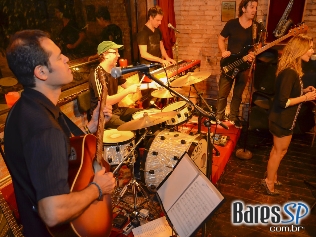 Aline Muniz embalou a noite do público no Madeleine da Vila Madalena Aline Muniz embalou a noite do público no Madeleine da Vila Madalena