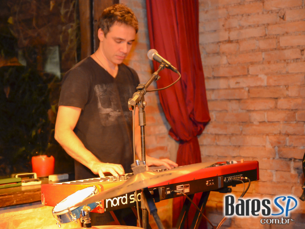 Aline Muniz embalou a noite do público no Madeleine da Vila Madalena Aline Muniz embalou a noite do público no Madeleine da Vila Madalena