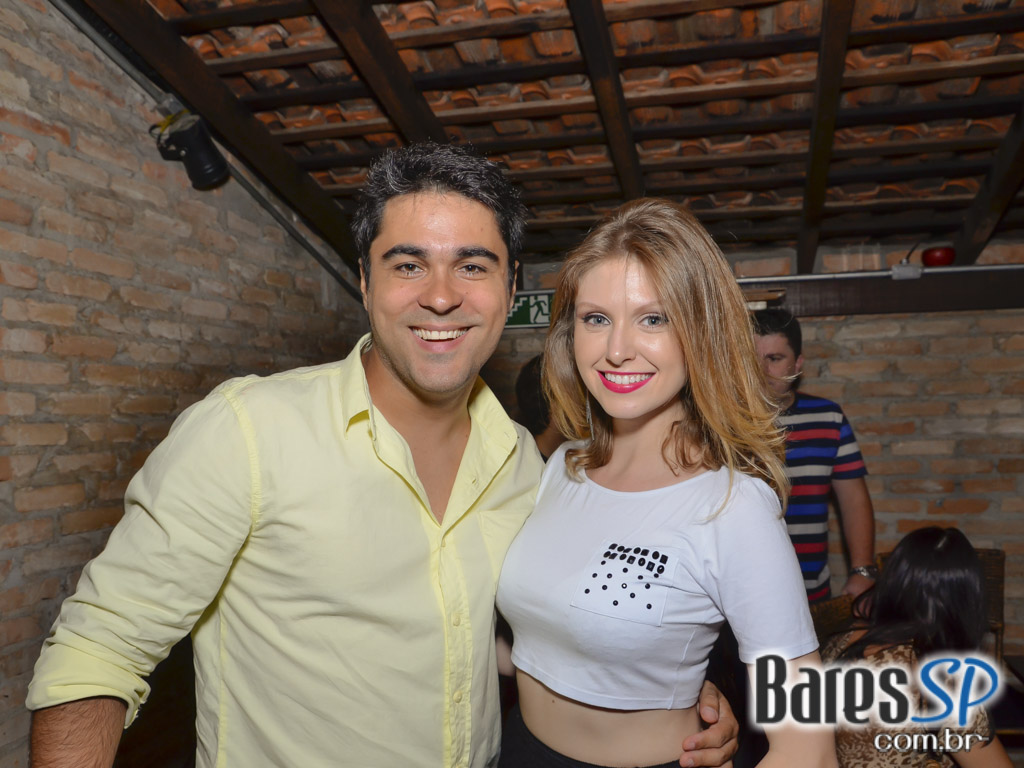 Aline Muniz embalou a noite do público no Madeleine da Vila Madalena Aline Muniz embalou a noite do público no Madeleine da Vila Madalena