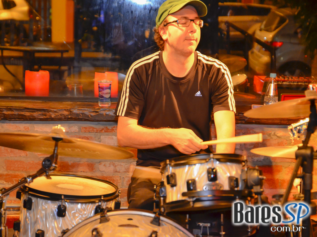 Aline Muniz embalou a noite do público no Madeleine da Vila Madalena Aline Muniz embalou a noite do público no Madeleine da Vila Madalena